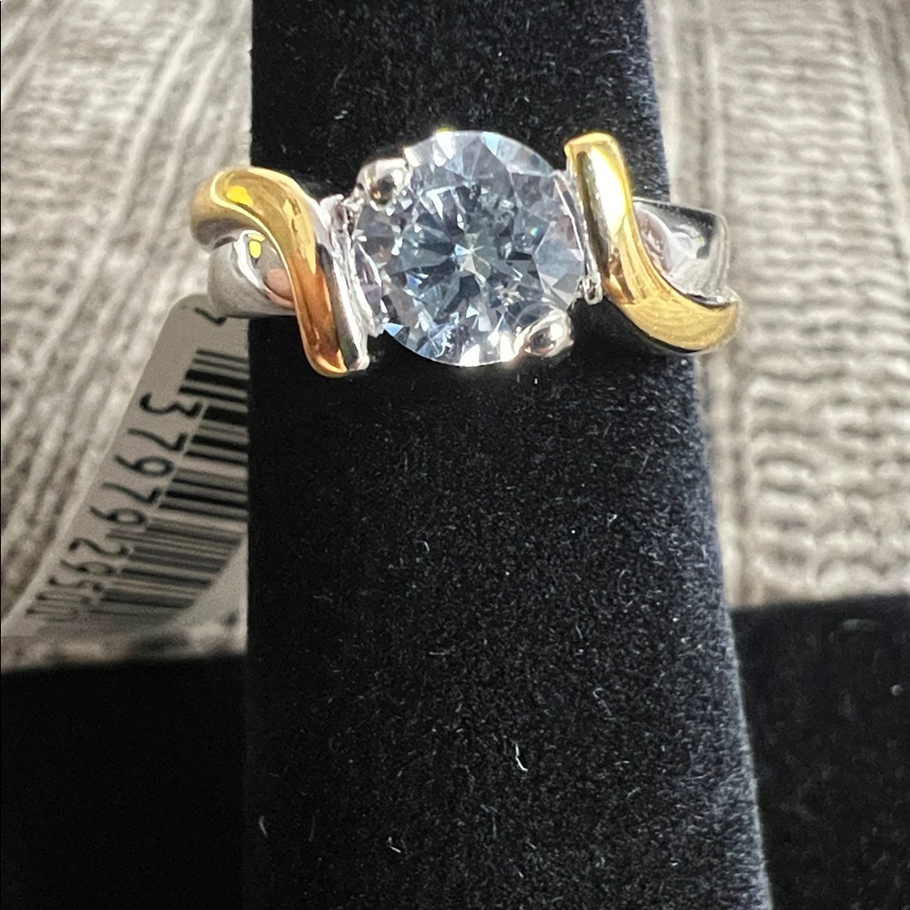 Elegant Two-Tone Women's Ring size 5 costume jewelry